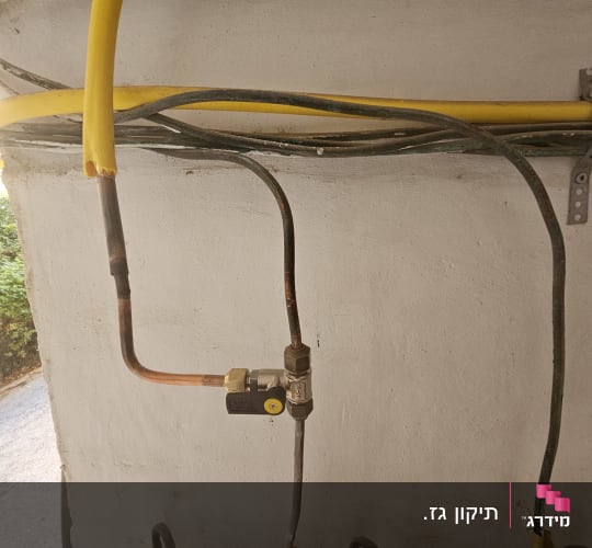 צינור גז צהוב עם שסתום מתכת